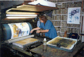 Toos van Holstein working on a lithograph